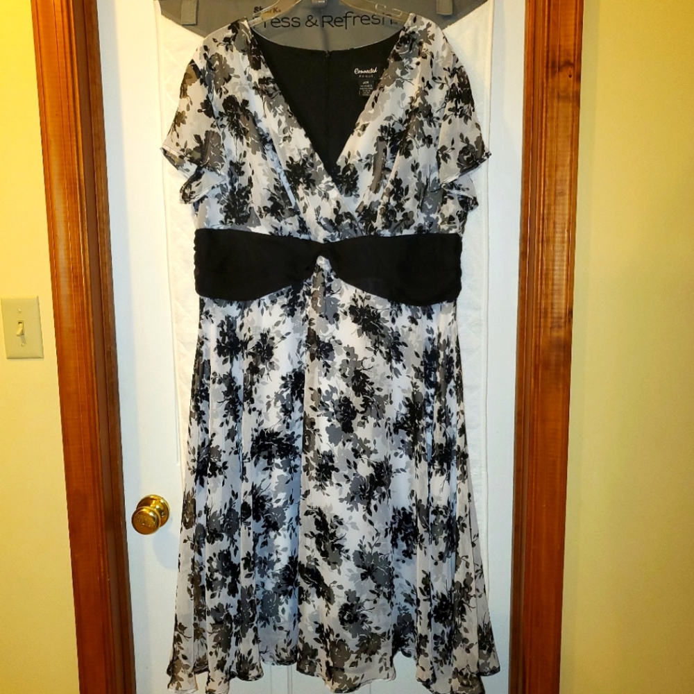 20 W Connected Apparel black white short sleeve floral dress